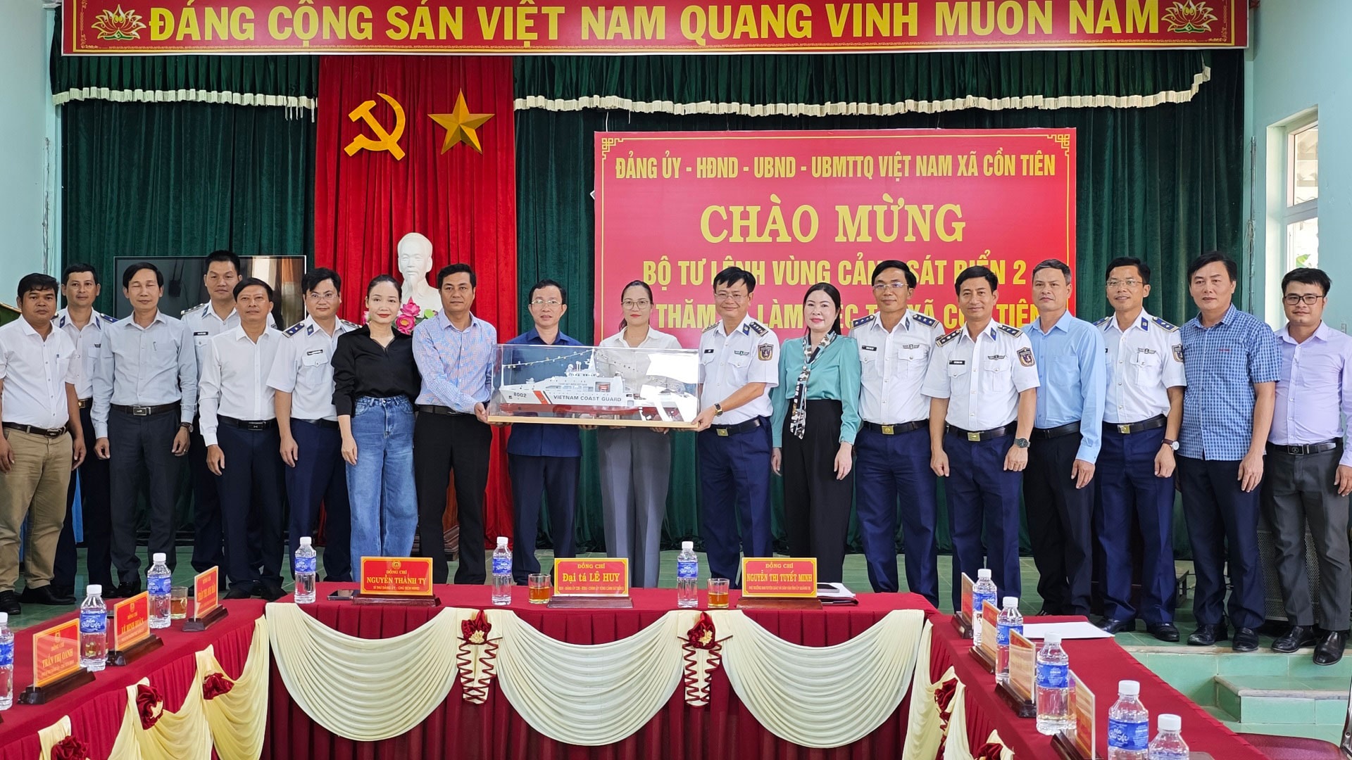 Đoàn công tác Bộ Tư lệnh Vùng Cảnh sát biển 2 tặng quà lưu niệm cho xã Cồn Tiên, tỉnh Quảng Trị.