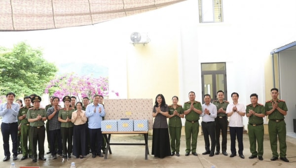 Phu nhân Tổng Bí thư thăm, tặng quà tại tỉnh Sơn La -0