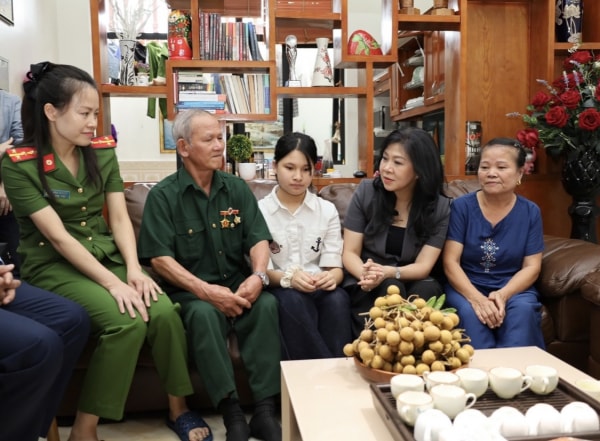 Phu nhân Tổng Bí thư thăm, tặng quà tại tỉnh Sơn La -0