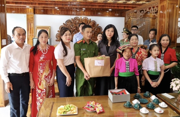 Phu nhân Tổng Bí thư thăm, tặng quà tại tỉnh Sơn La -0