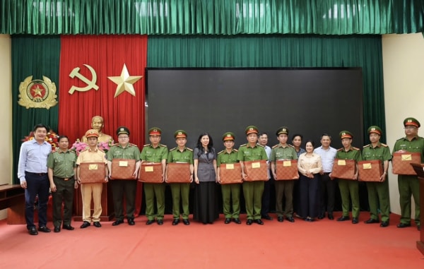 Phu nhân Tổng Bí thư thăm, tặng quà tại tỉnh Sơn La -0