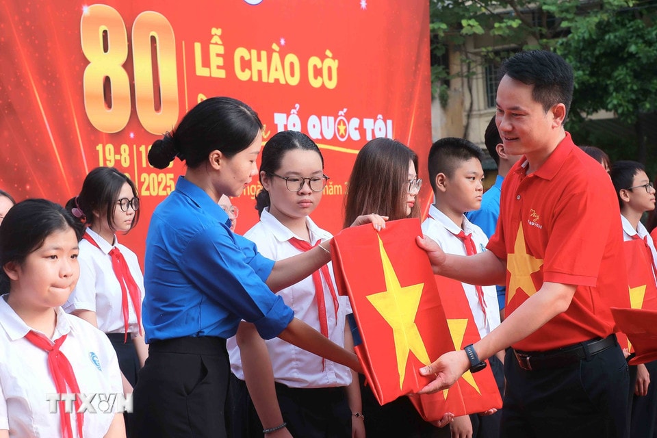 Trao tặng 800 cờ Tổ quốc, ảnh chân dung Chủ tịch Hồ Chí Minh cho Hội Liên hiệp thanh niên Việt Nam thành phố Hà Nội. (Ảnh: An Đăng/TTXVN)
