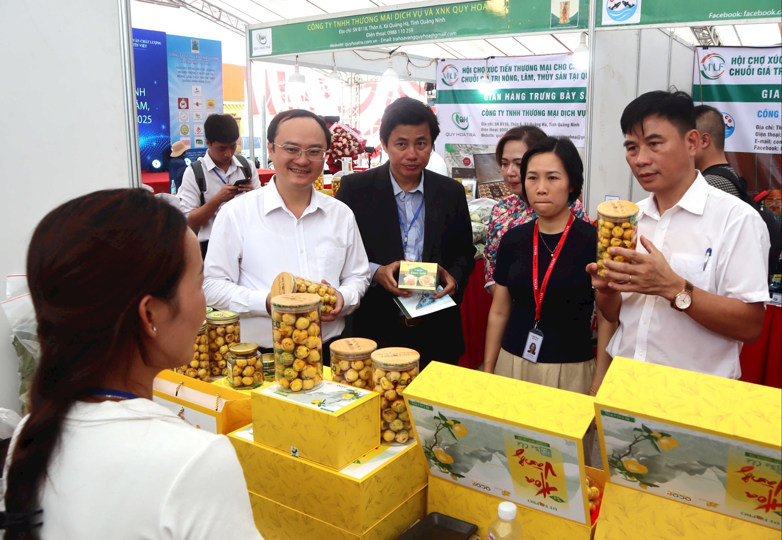 Các gian hàng sản phẩm nông nghiệp tại Hội chợ Xúc tiến thương mại cho các Doanh nghiệp trong chuỗi giá trị nông - lâm - thủy sản năm 2025 tổ chức mới đây. Ảnh Mai Linh