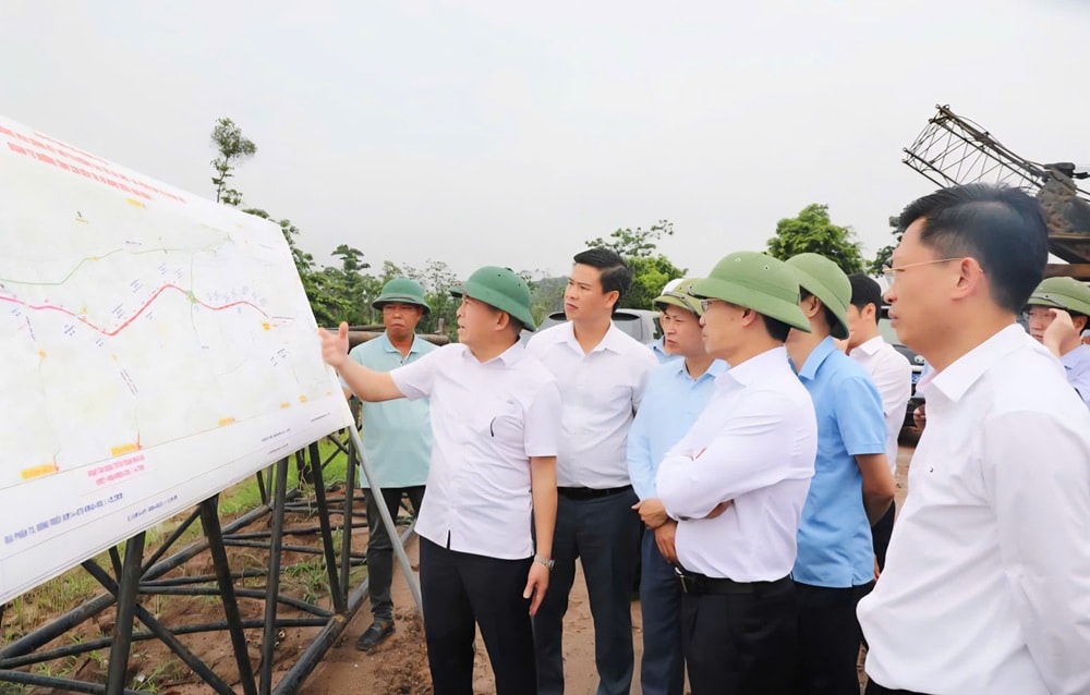 Chủ tịch UBND tỉnh Phạm Đức Ấn chỉ đạo đẩy nhanh tiến độ thi công Dự án đường ven sông. Ảnh: Đỗ Phương