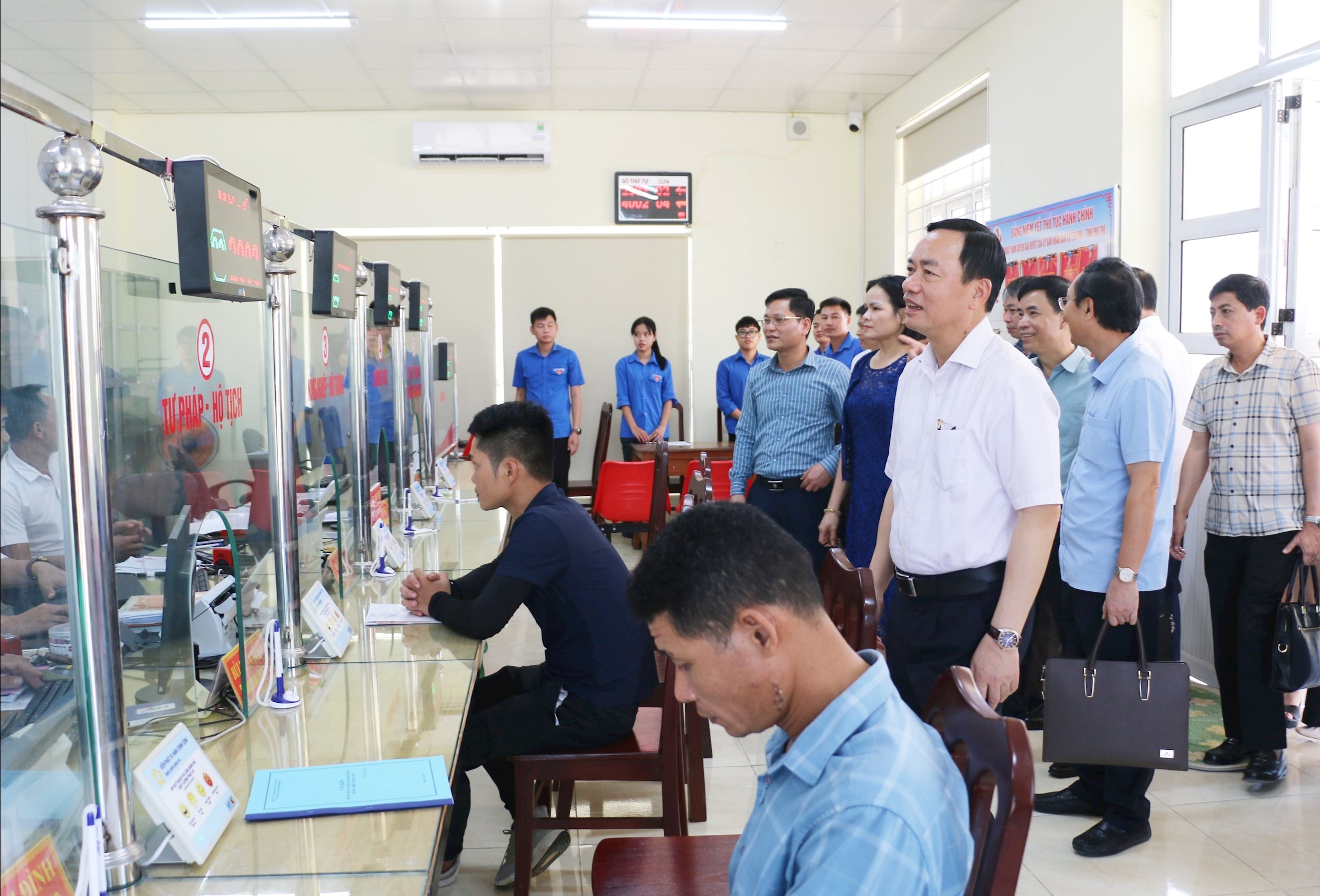  Phó Chủ tịch UBND tỉnh Quách Tất Liêm kiểm tra hoạt động của Trung tâm Phục hành chính công xã Yên Phú. Ảnh: Lê Hu