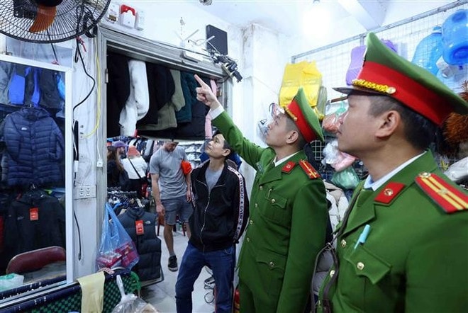 Public security officers and soldiers of Hanoi inspect fire prevention and rescue work at a business household on Hang Dau street. (Photo: VNA) photo-4.jpg
