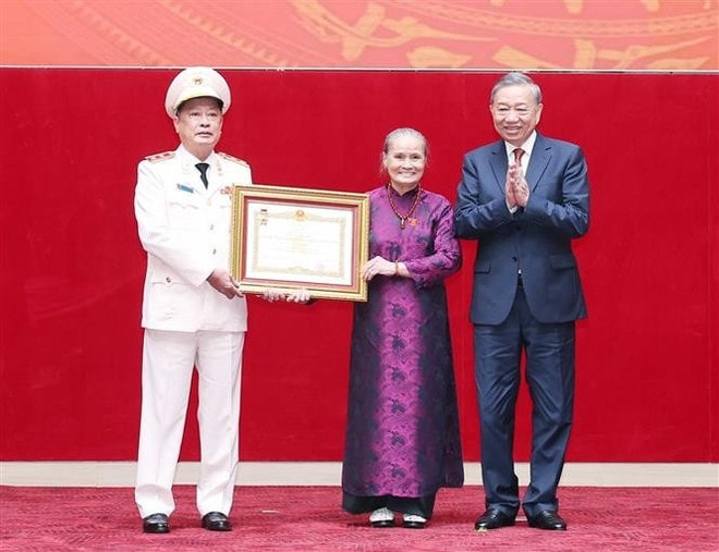 Party General Secretary To Lam (R) presents the title to-lam-2.jpg