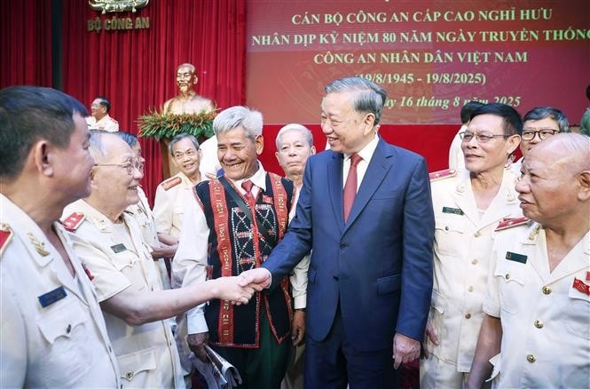 Party General Secretary To Lam (third from right) meets with retired high-ranking public security officers. (Photo: VNA)