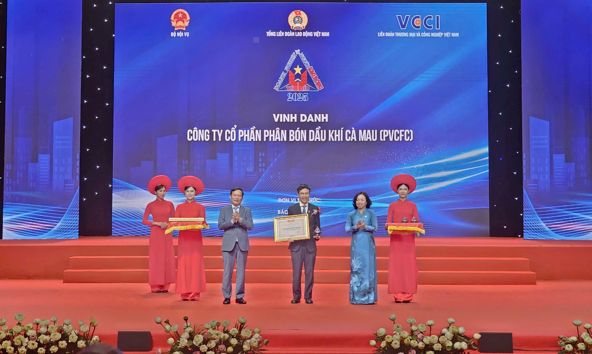 Ông Nguyễn Đức Hạnh - TV HĐQT - Chủ tịch Công đoàn Công ty đại diện PVCFC nhận vinh danh