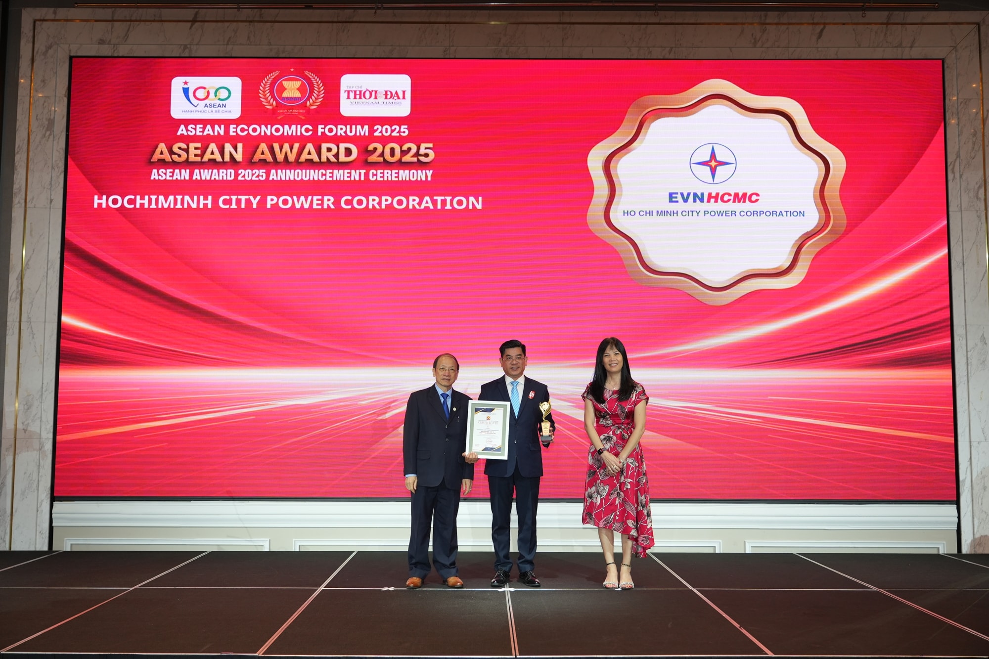 Bùi Hải Thành đại diện EVNHCMC nhận Chứng nhận Top 10 Doanh nghiệp tiêu biểu ASEAN 2025. Ảnh: Ban tổ chức cung cấp