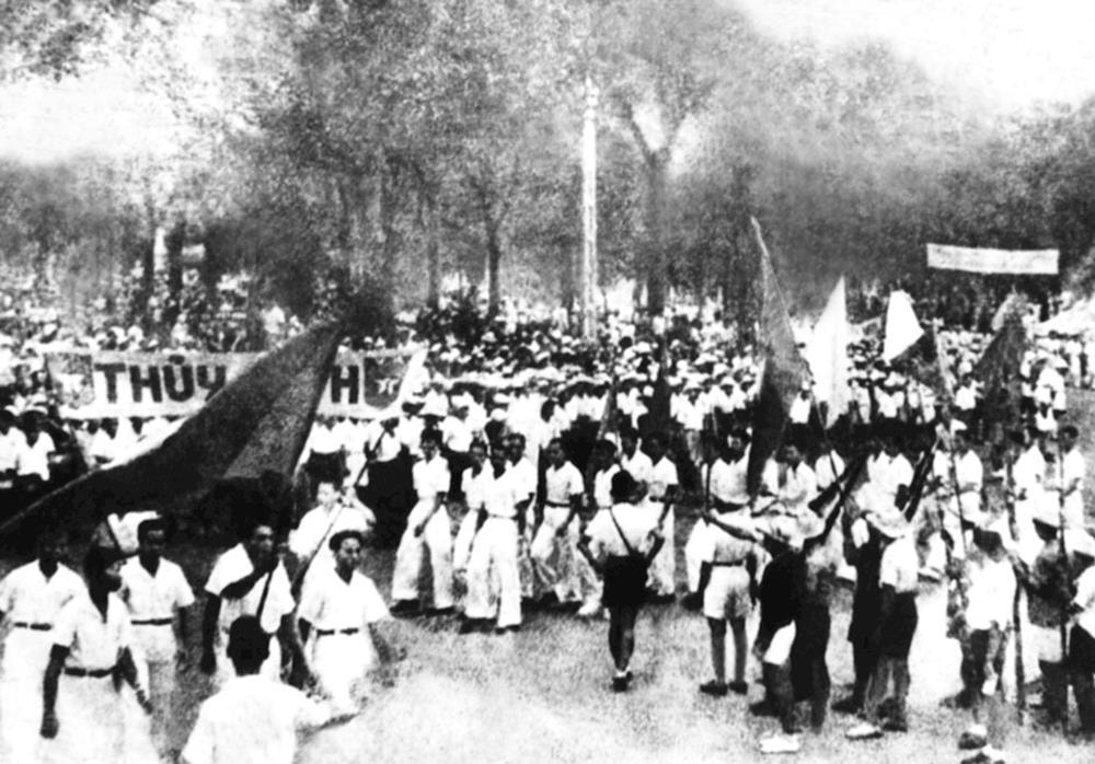 Nhân dân Sài Gòn biểu dương lực lượng sáng 25.8.1945. Ảnh Tư liệu_Trang tin điện tử Thành ủy TPHCM