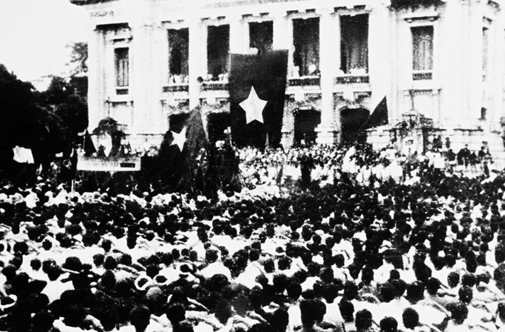 Sáng 19.8.1945, đồng bào tập trung kéo đến quảng trường Nhà hát Lớn dự cuộc mít tinh lớn do Mặt trận Việt Minh tổ chức. Ảnh TTXVN