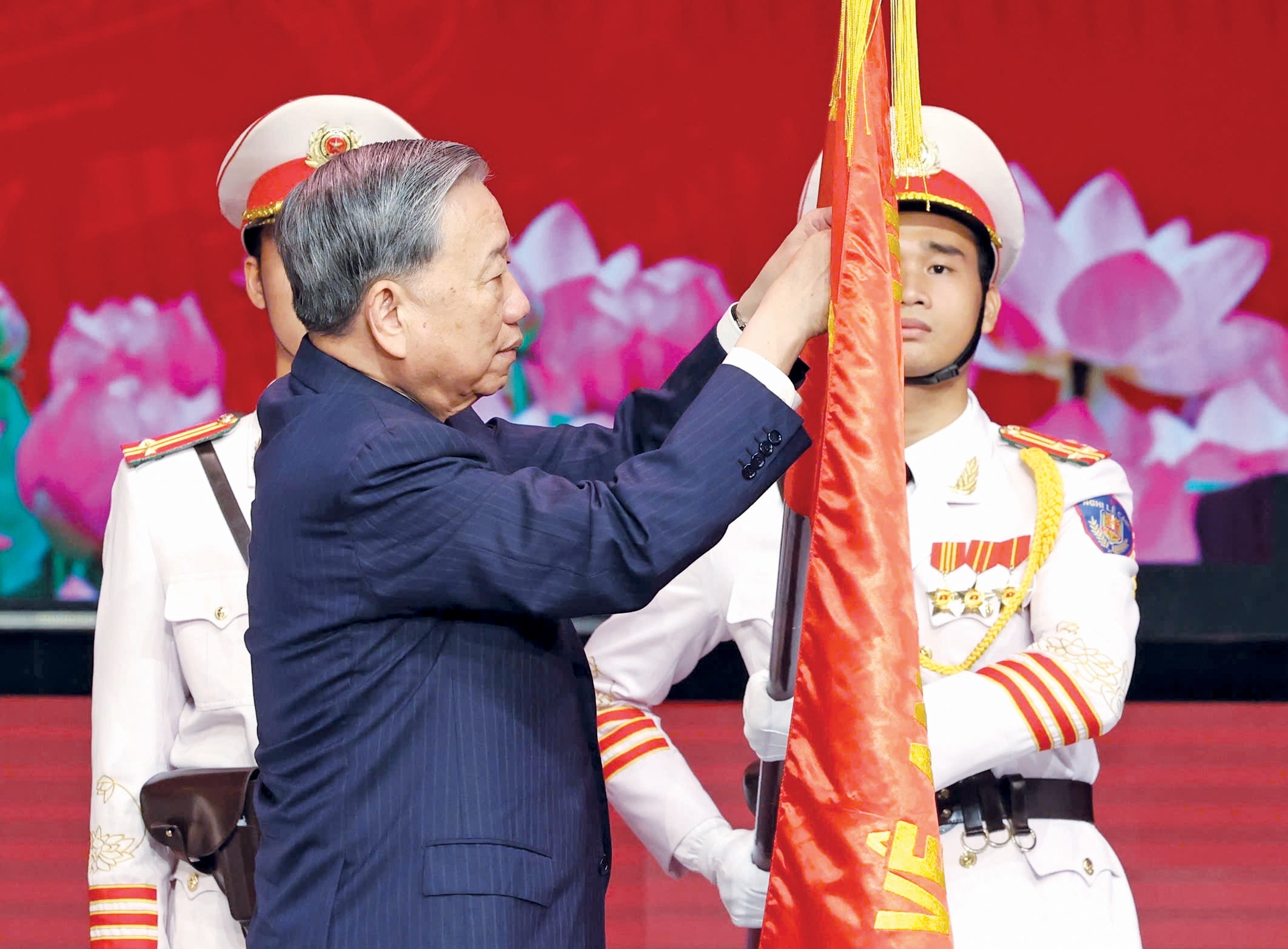 Tổng Bí thư Tô Lâm gắn Huân chương Sao vàng lên Lá cờ truyền thống, tặng lực lượng Công an nhân dân. Ảnh: Nguyễn Hải