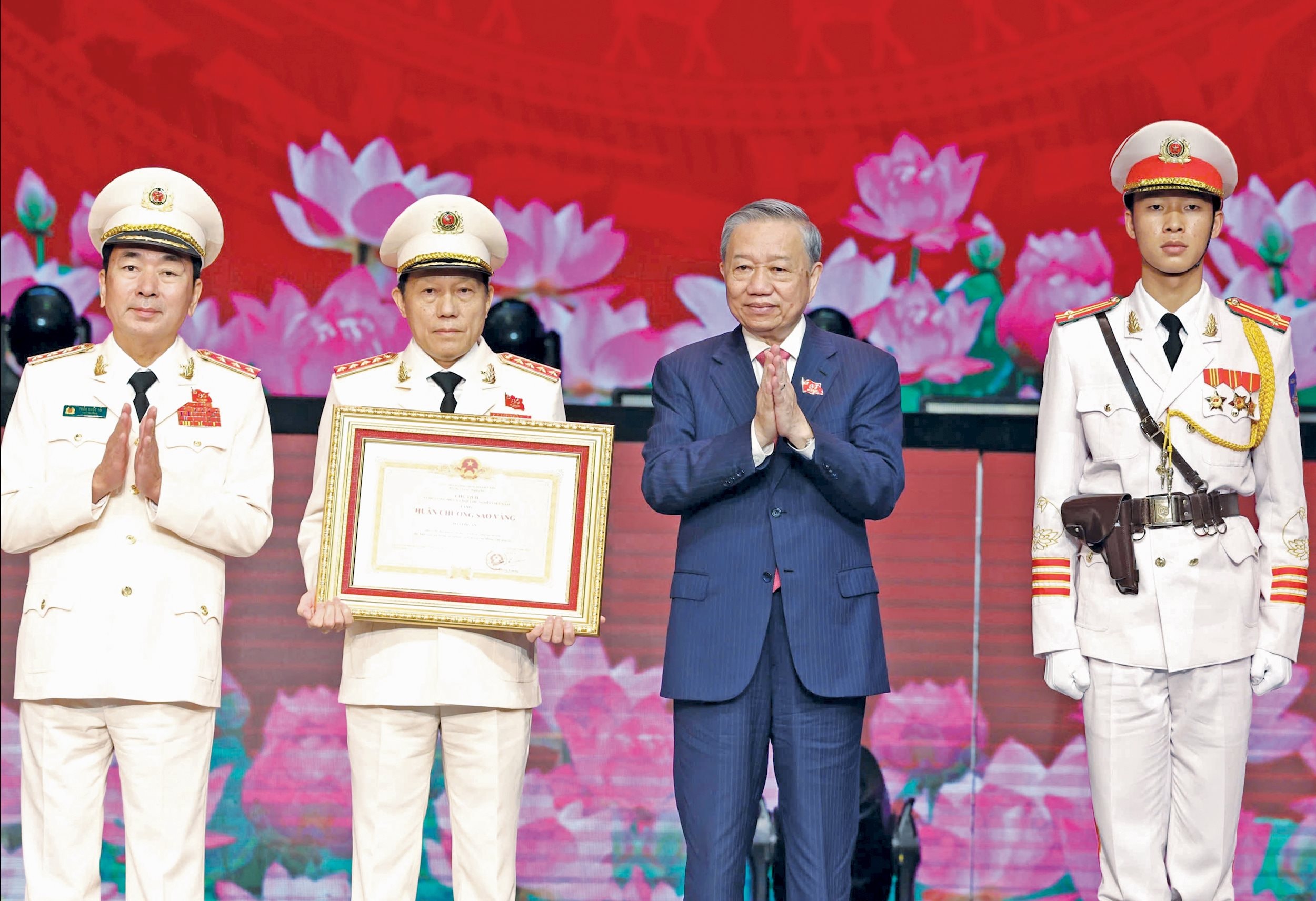 Tổng Bí thư Tô Lâm trao Huân chương Sao vàng tặng lực lượng Công an nhân dân. Ảnh: Nguyễn Hải