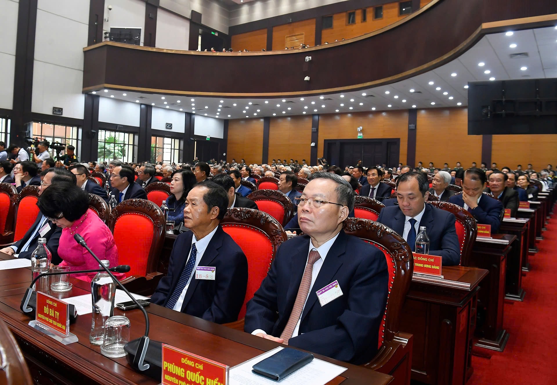 Nguyên Phó Chủ tịch Quốc hội Phùng Quốc Hiển; nguyên Phó Chủ tịch Quốc hội Đỗ Bá Tỵ và các đại biểu dự cuộc gặp mặt. Ảnh: Tuấn Huy