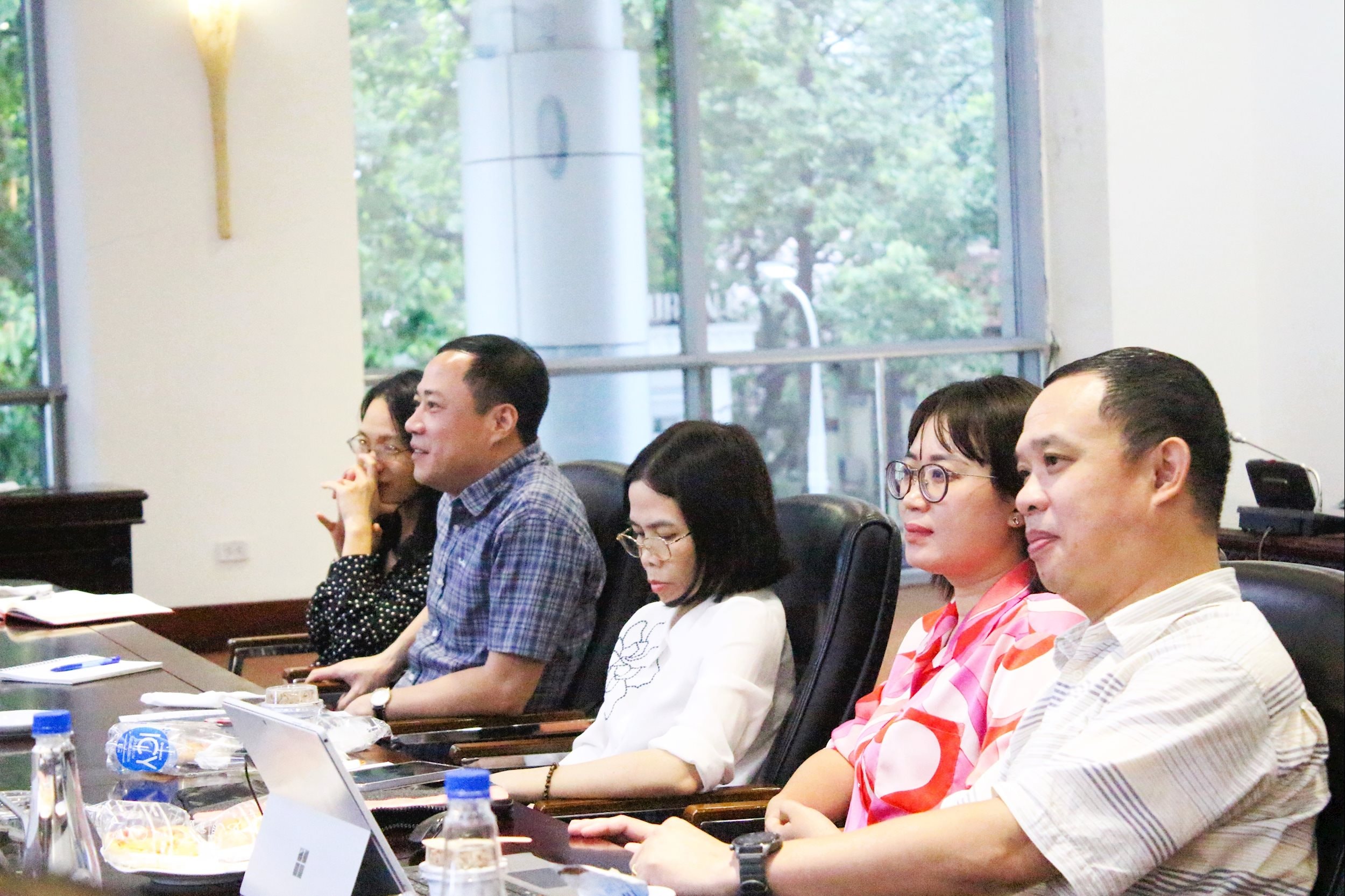 các chuyên viên Vụ Văn hóa và Xã hội