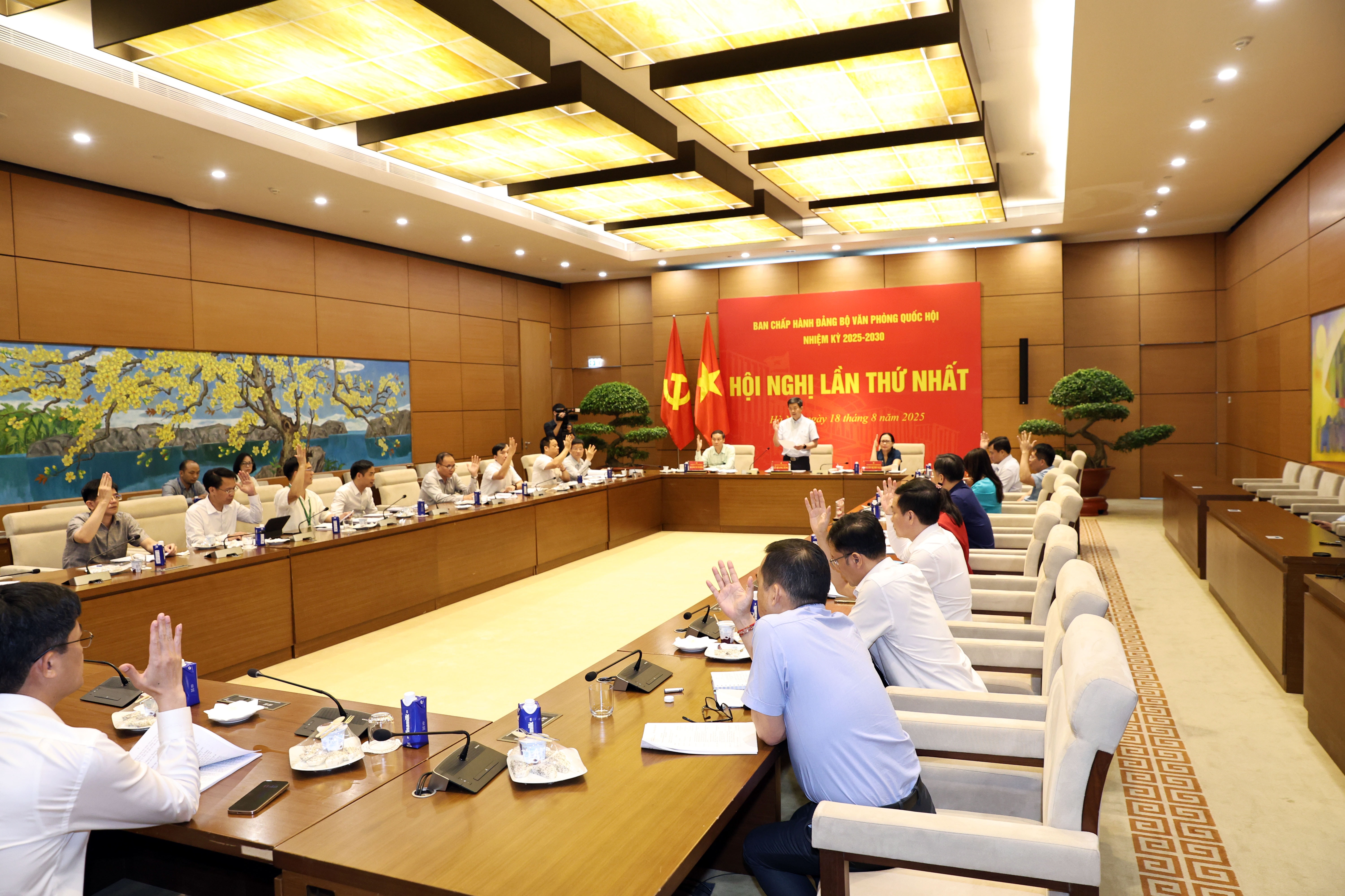 Các đại biểu biểu quyết thông qua dự thảo Nghị quyết