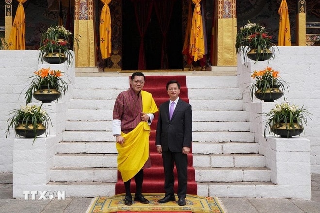 Vietnamese Ambassador to India, Nepal and Bhutan Nguyen Thanh Hai (right) and Bhutan's King Jigme Khesar Namgyel Wangchuck at Tashichho Dzong palace in Thimphu, Bhutan, on June 14, 2023. (Photo: VNA) bhutan-kings-vietnam-visit-to-step-up-bilateral-ties-2.jpg