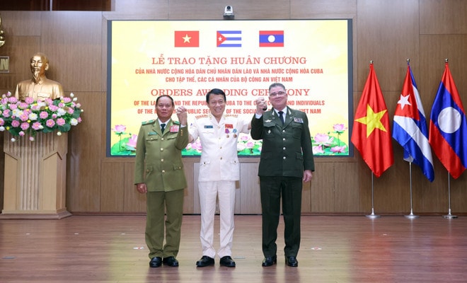 From left: Lao Minister of Public Security General Vilay Lakhamphong, Vietnamese Minister of Public Security General Luong Tam Quang, and Cuban Minister of the Interior Major General Lazaro Alberto Alvarez Casas at the ceremony (Photo: VNA) vna-potal-le-trao-tang-huan-chuong-cua-lao-va-cuba-cho-cac-tap-the-ca-nhan-cua-bo-cong-an-viet-nam-8215140.jpg