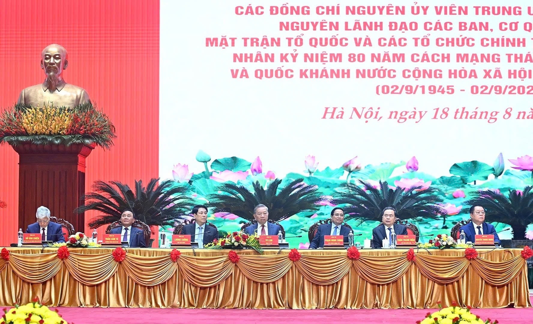 Tổng Bí thư Tô Lâm, Chủ tịch nước Lương Cường, Thủ tướng Chính phủ Phạm Minh Chính, Chủ tịch Quốc hội Trần Thanh Mẫn, Thường trực Ban Bí thư Trần Cẩm Tú, Chủ tịch Ủy ban Trung ương MTTQ Việt Nam Đỗ Văn Chiến, Trưởng Ban Tuyên giáo và Dân vận Trung ương Nguyễn Trọng Nghĩa dự, chủ trì cuộc gặp mặt. Ảnh: Đăng Khoa