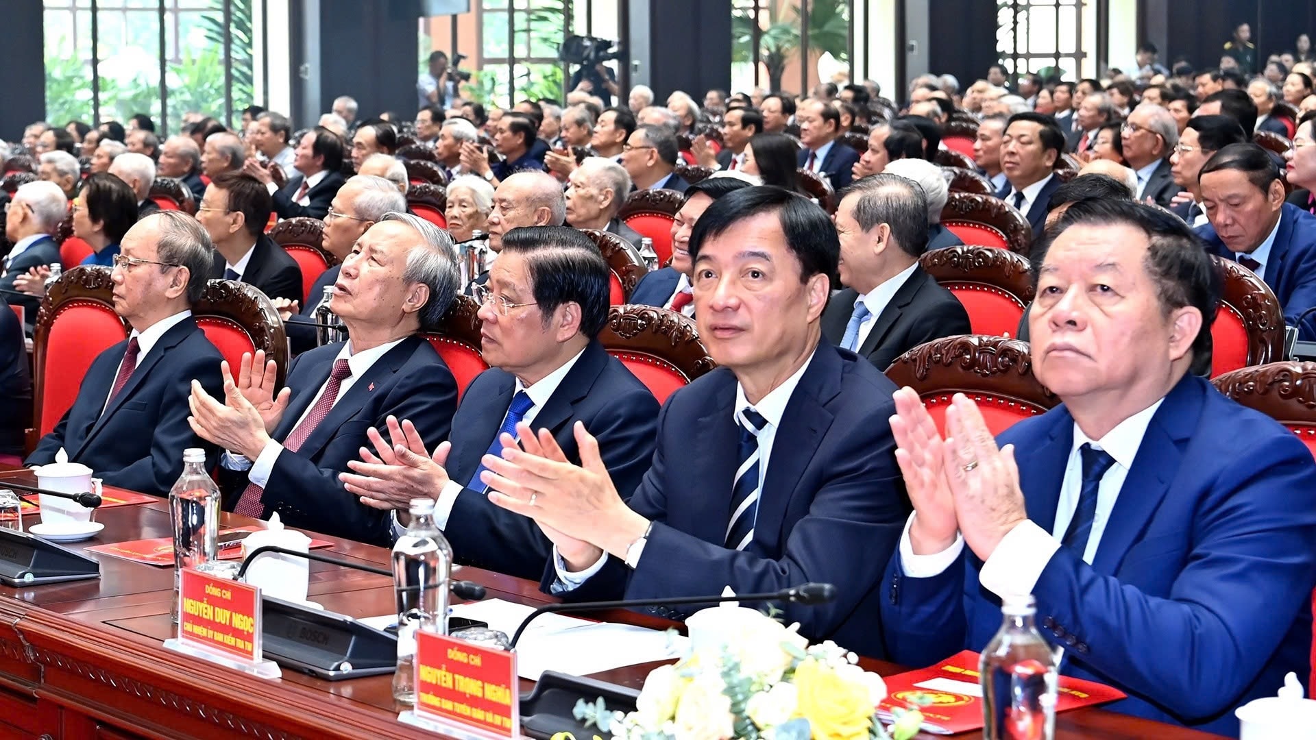 Trưởng Ban Tuyên giáo và Dân vận Trung ương Nguyễn Trọng Nghĩa, Chủ nhiệm Ủy ban Kiểm tra Trung ương Nguyễn Duy Ngọc, Trưởng Ban Nội chính Trung ương Phan Đình Trạc và các đại biểu dự cuộc gặp mặt. Ảnh: Đăng Khoa