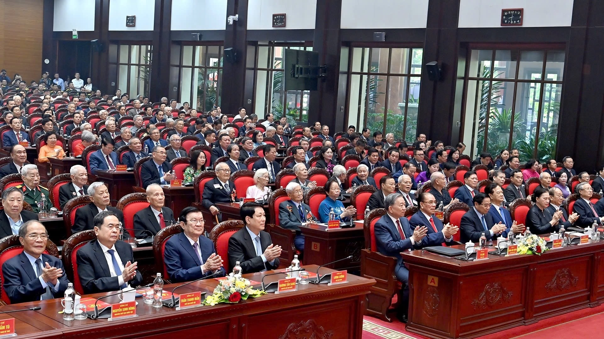 Tổng Bí thư Tô Lâm và các đồng chí lãnh đạo, nguyên lãnh đạo Đảng, Nhà nước tham dự cuộc gặp mặt. Ảnh: Đăng Khoa