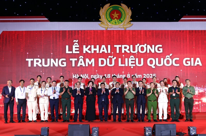 Thủ tướng Phạm Minh Chính và Bộ trưởng Bộ Công an, Đại tướng Lương Tam Quang cùng các đại biểu chụp ảnh lưu niệm tại buổi lễ