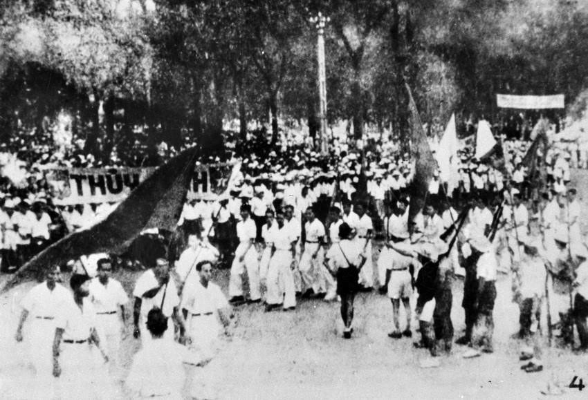 The general uprising succeeded within 15 days (August 14–28, 1945), with decisive victories in Hanoi (August 19), Hue (August 23) and Saigon (August 25). In photo: Saigon residents respond to the Central Party Committee and President Ho Chi Minh’s Call for a General Uprising. (Photo: VNA archive)