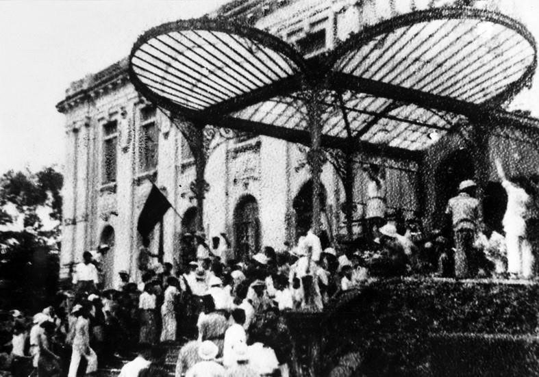 On August 19, 1945, after a rally at the Hanoi Opera House Square, thousands storm the Tonkin Governor’s Palace, the headquarters of the French-backed administration in northern Vietnam. The Revolution ushered in a new era, with the Vietnamese people as masters of their own country and destiny. (Photo: VNA)