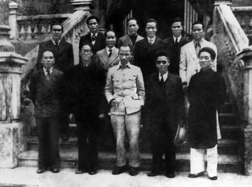 President Ho Chi Minh and members of the Provisional Government of the Democratic Republic of Vietnam after their first meeting, morning of September 3, 1945. (Photo: VNA)