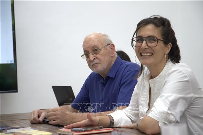 Politburo member of the Communist Party of Israel and head of its International Relations Section Reem Hazan (R). (Photo: VNA)