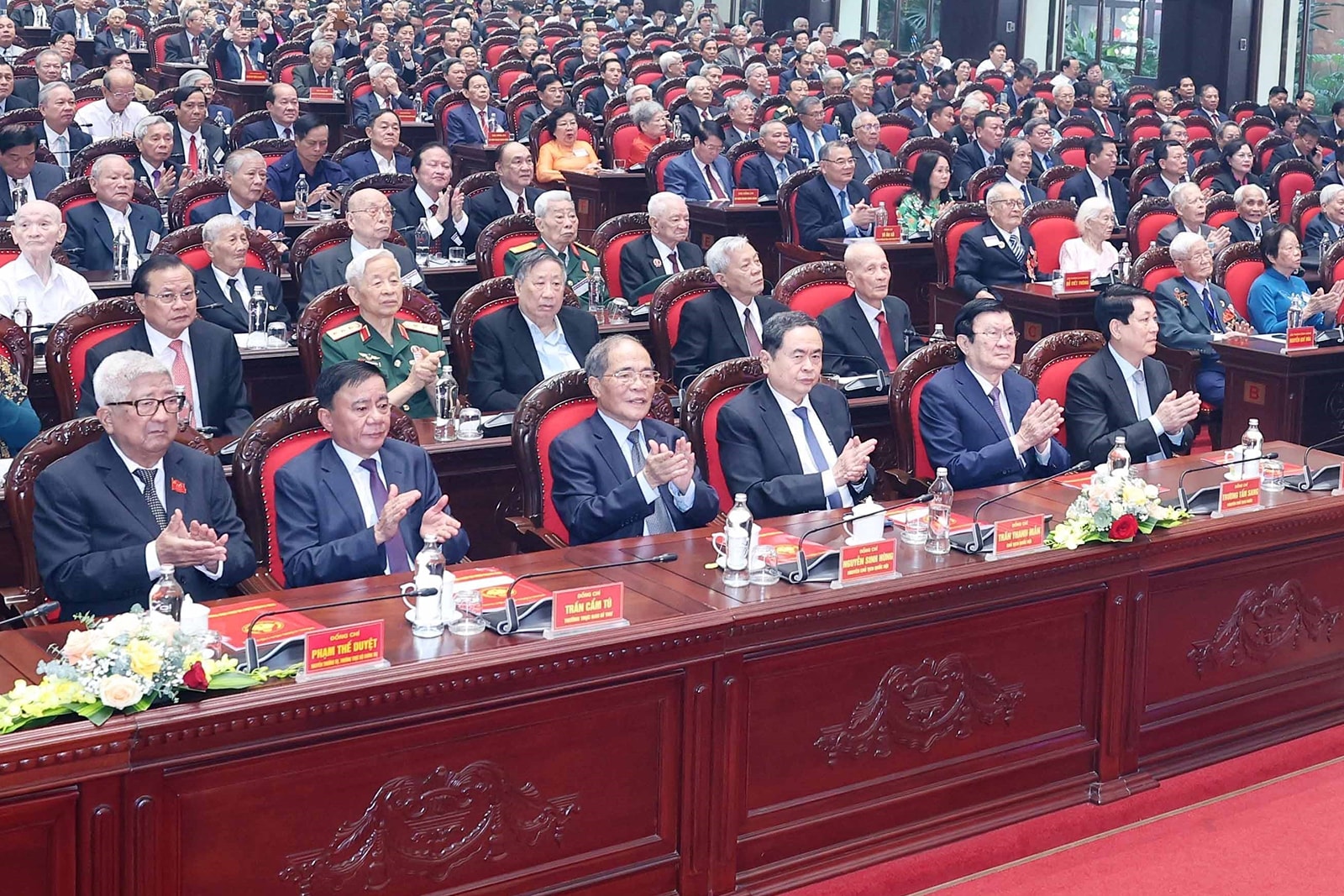 Ủy viên Bộ Chính trị, Chủ tịch nước Lương Cường; nguyên Ủy viên Bộ Chính trị, nguyên Chủ tịch nước Trương Tấn Sang; Ủy viên Bộ Chính trị, Chủ tịch Quốc hội Trần Thanh Mẫn; nguyên Ủy viên Bộ Chính trị, nguyên Chủ tịch Quốc hội Nguyễn Sinh Hùng và các đại biểu tham dự cuộc gặp mặt. Ảnh: Thống Nhất/TTXVN