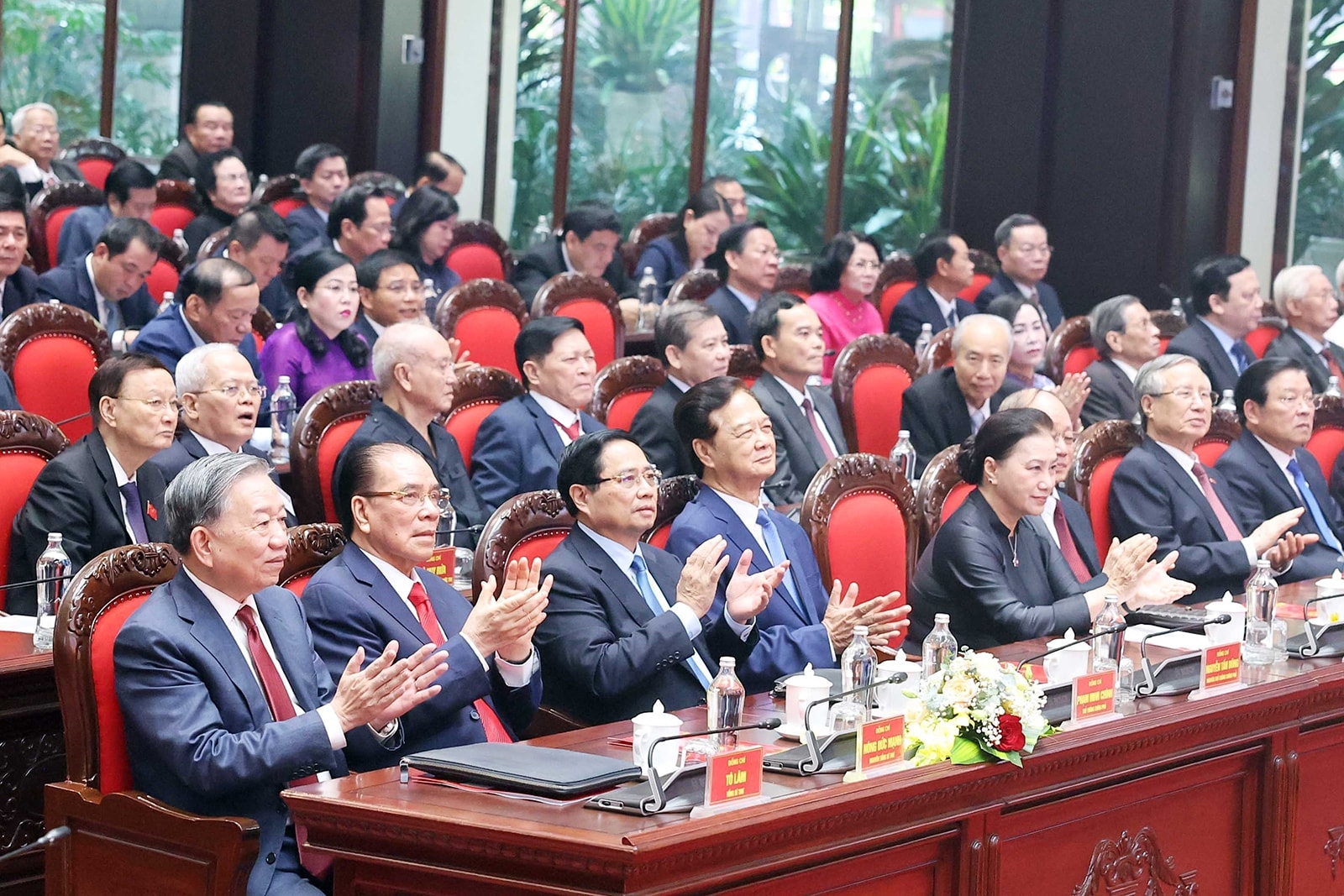 Tổng Bí thư Tô Lâm; nguyên Tổng Bí thư Nông Đức Mạnh; Ủy viên Bộ Chính trị, Thủ tướng Chính phủ Phạm Minh Chính; nguyên Ủy viên Bộ Chính trị, nguyên Thủ tướng Chính phủ Nguyễn Tấn Dũng; nguyên Ủy viên Bộ Chính trị, nguyên Chủ tịch Quốc hội Nguyễn Thị Kim Ngân và các đại biểu tham dự cuộc gặp mặt. Ảnh: Thống Nhất/TTXVN