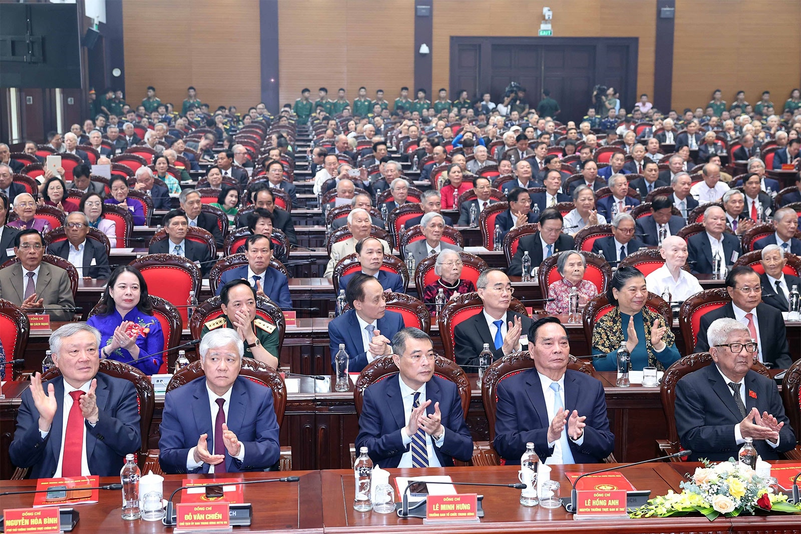 Các đồng chí lãnh đạo, nguyên lãnh đạo Đảng, Nhà nước. tham dự buổi gặp mặt. Ảnh: Thống Nhất/ TTXVN
