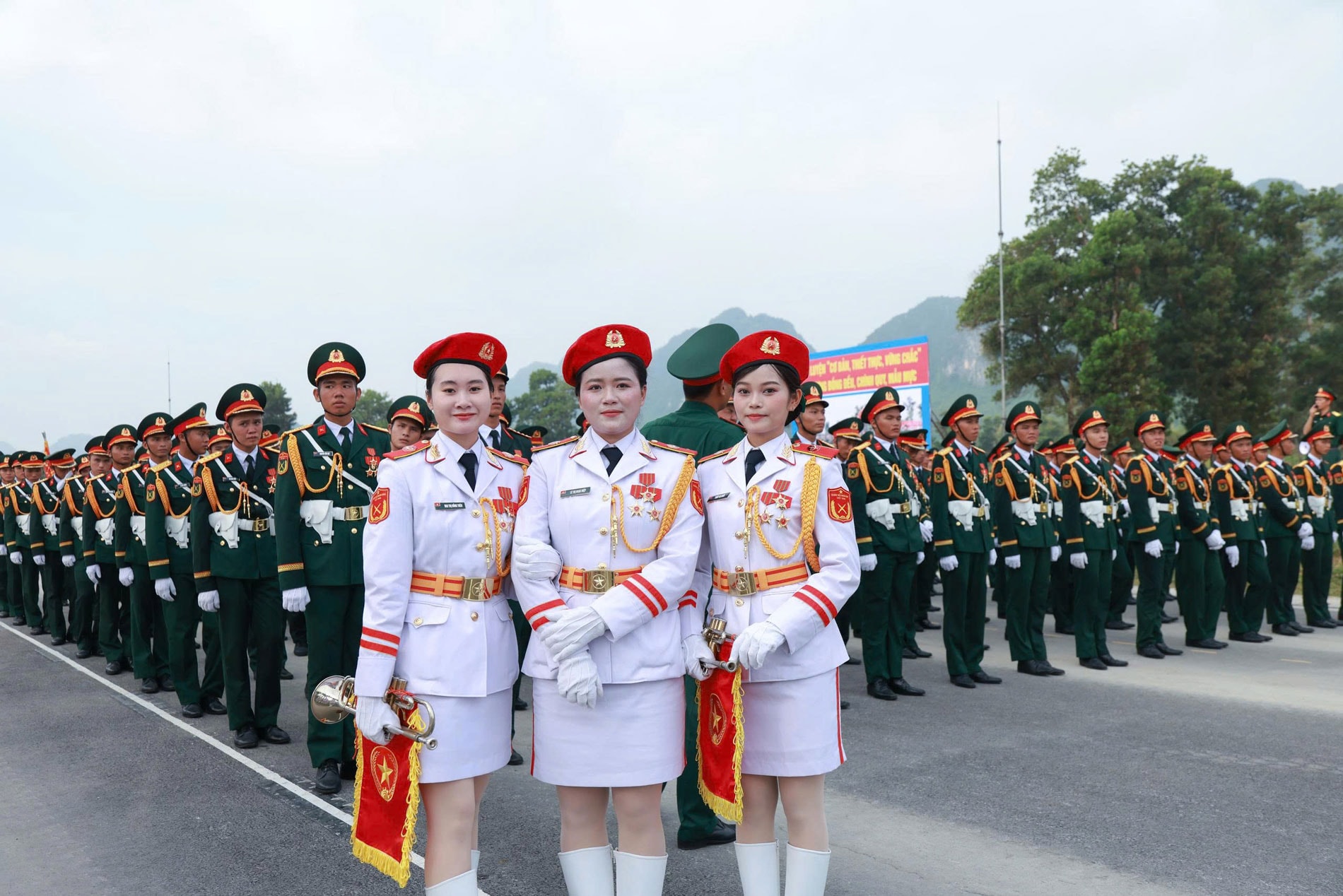 1. Các nữ quân nhân Cảnh sát biển Việt Nam tham gia khối nữ quân nhạc.
