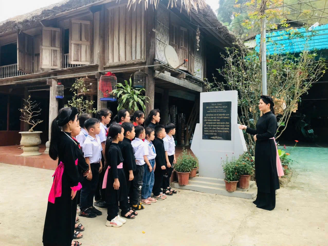 2 Giáo dục truyền thống cho học sinh ngay trên mảnh đất quê hương