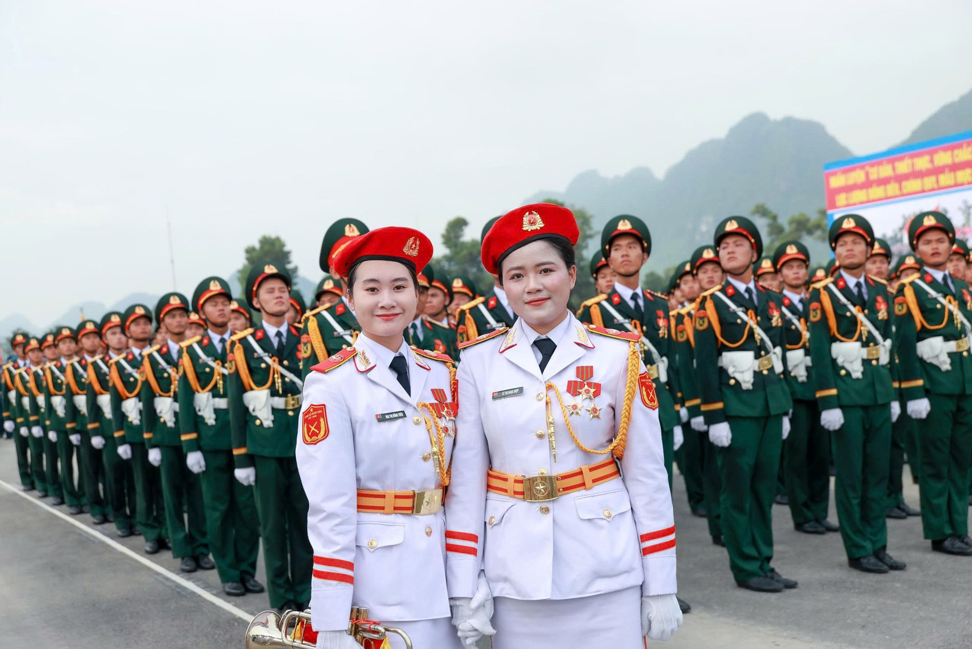 2. Trung sĩ Lê Thị Ngọc Diệp và Hạ sĩ Mai Thị Hồng Thêu sát cánh cùng nhau thực hiện nhiệm A50 và A80.