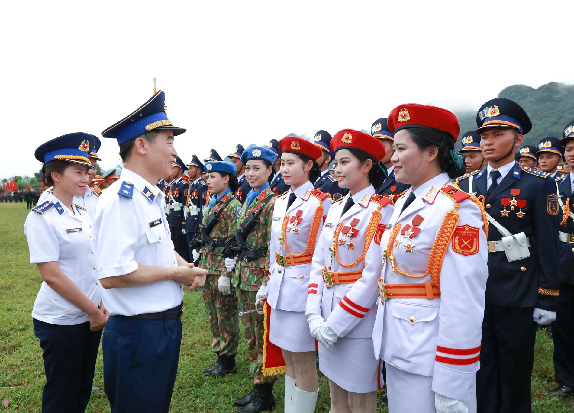 5. Trung tướng Bùi Quốc Oai động viên, biểu dương các nữ quân nhân của Cảnh sát biển Việt Nam đang luyện tập thực hiện nhiệm vụ A80.