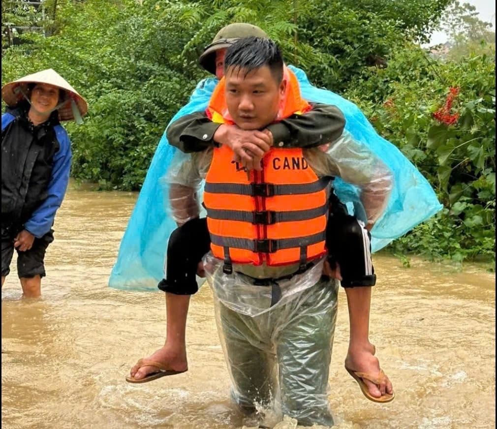 80 NĂM CÔNG AN NHÂN DÂN VIỆT NAM VỚI SỰ NGHIỆP XÂY DỰNG VÀ PHÁT TRIỂN KINH TẾ - XÃ HỘI CỦA ĐẤT NƯỚC- Ảnh 5. 80 NĂM CÔNG AN NHÂN DÂN VIỆT NAM VỚI SỰ NGHIỆP XÂY DỰNG VÀ PHÁT TRIỂN KINH TẾ - XÃ HỘI CỦA ĐẤT NƯỚC- Ảnh 5.