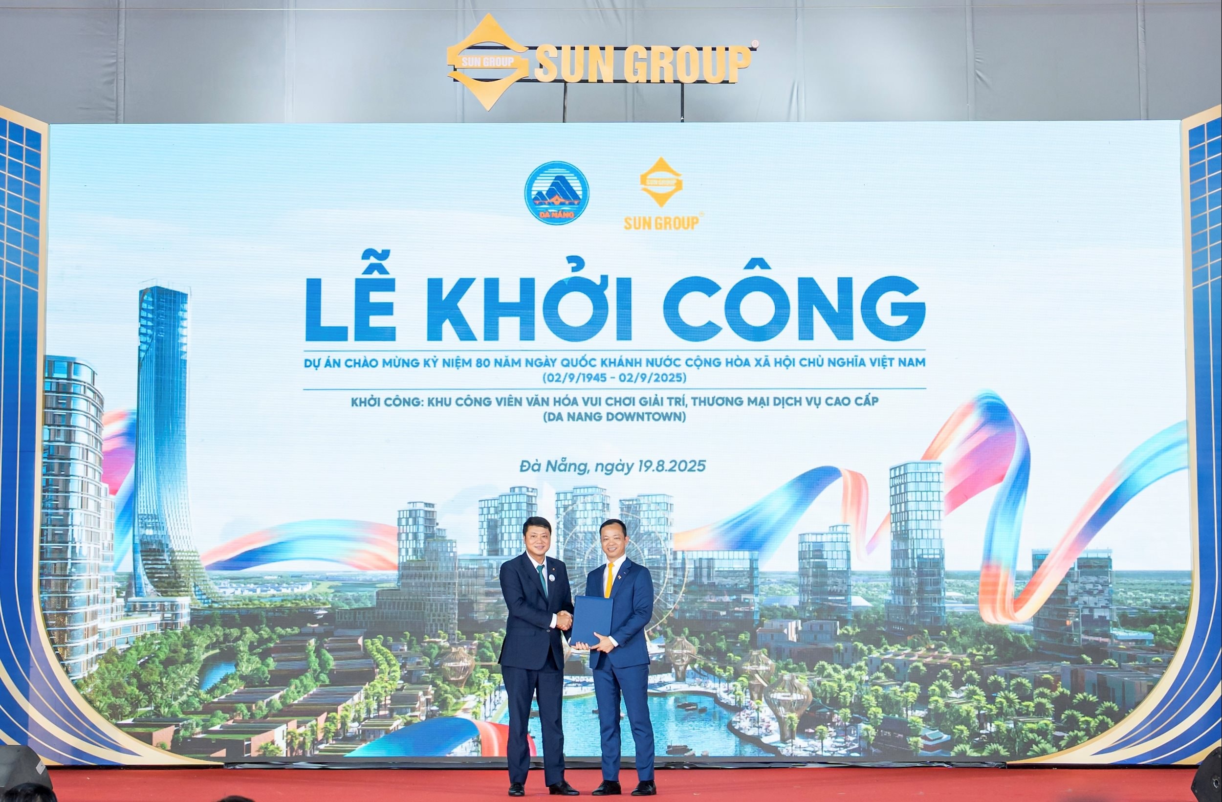 Đại diện Ngân hàng BIDV trao thư cam kết cấp tín dụng cho đại diện Tập đoàn Sun Group thực hiện dự án
