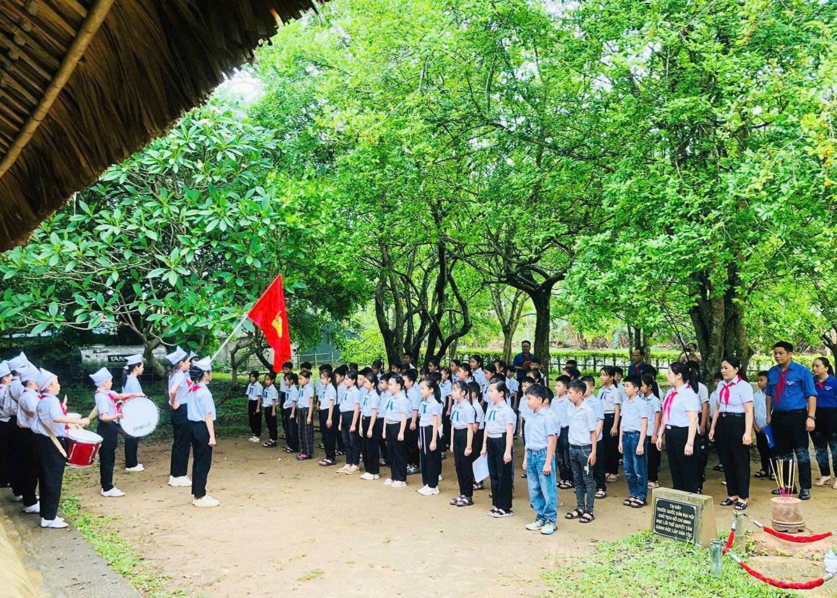 Lễ kết nạp đội tại Đình Tân Trào của thầy và trò Trường Tiểu học Tân Trào