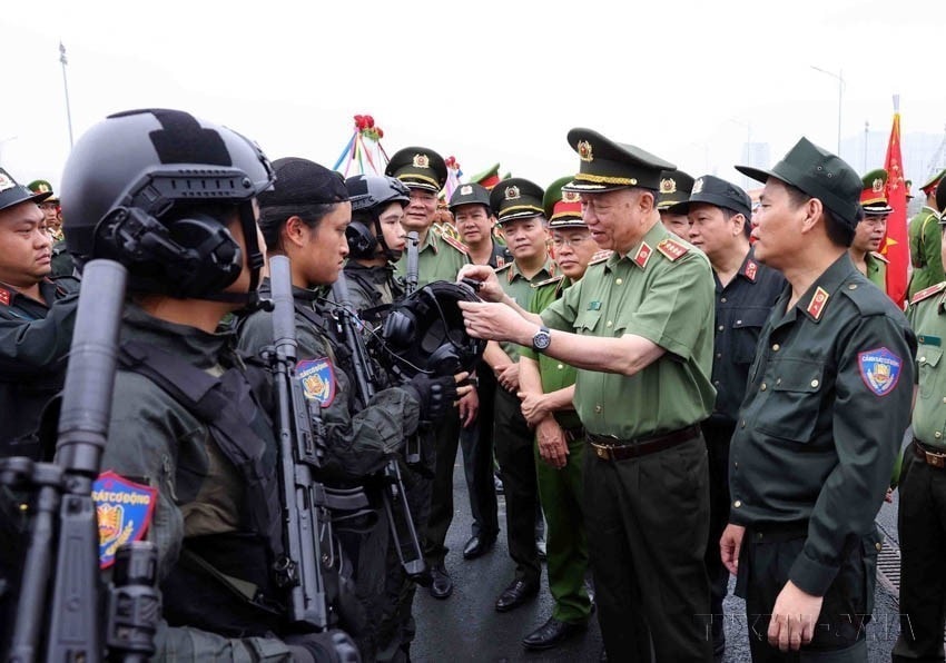 General To Lam, Minister of Public Security, inspecting equipment and gear of officers participating in the parade rehearsal marking the 50th anniversary of the Mobile Police force’s traditional day (Hanoi, April 7, 2024). (Photo: VNA)