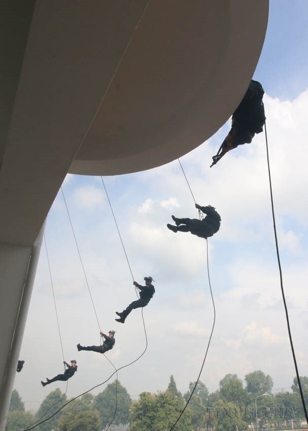 A hostage rescue drill in a high-rise building in Hau Giang province (now Can Tho city) in 2019. (Photo: VNA)