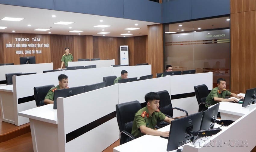 Public Security officers managing operations at the Centre for Technical Equipment Management and Crime Prevention of Phu Tho Provincial Police, who are highly qualified IT engineers. (Photo: VNA)