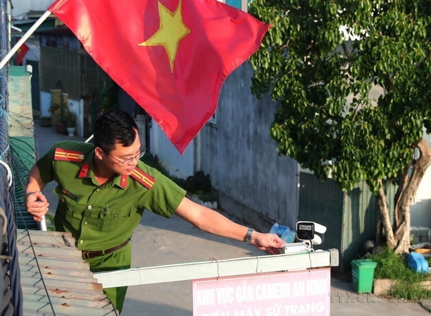 Major Ho Kien Trung, Head of Van Hai Commune Police (Nghe An province), inspecting and maintaining crime prevention surveillance cameras installed in the locality. (Photo: VNA)