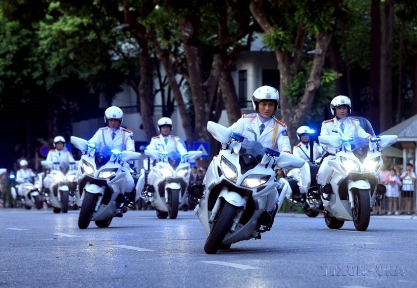 A motorbike performance by officers from the Guard High Command (Ministry of Public Security) on the pedestrian street around Hoan Kiem Lake, Hanoi. (Photo: VNA)