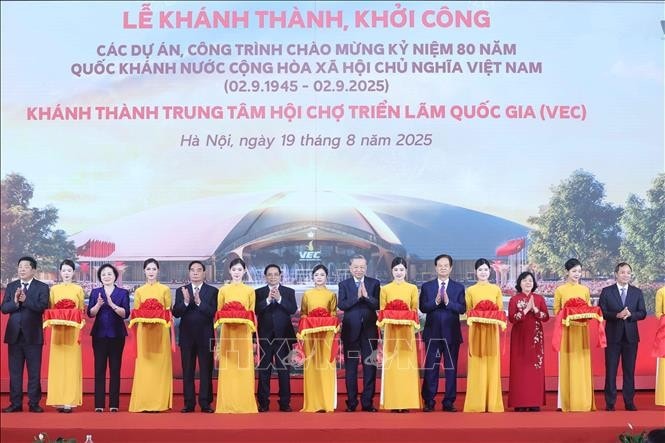Party General Secretary To Lam, Prime Minister Pham Minh Chinh and delegates attned the groundbreaking and inauguration ceremony for 250 projects and works in 34 cities and provinces nationwide (PHoto: VNA).