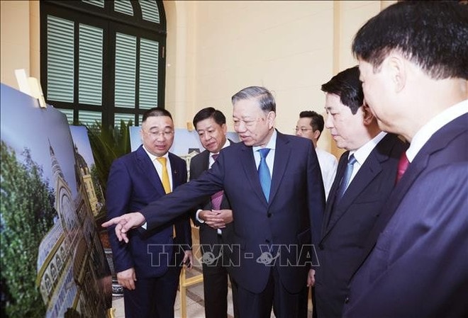 General Secretary To Lam and President Luong Cuong visit the Presidential Office headquarters at No. 2 Le Thach street, Hoan Kiem, Hanoi, on August 19, 2025. (Photo: VNA) tl2.jpg