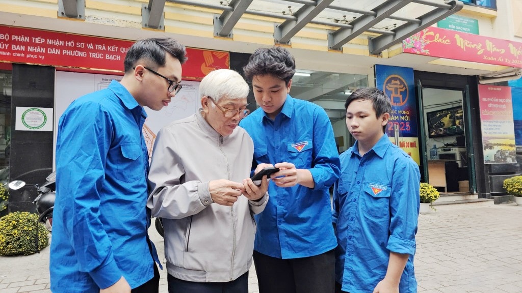 thanh nien thanh luc luong nong cot gop phan ho tro nguoi lon tuoi tiep can so hoa nhanh hon