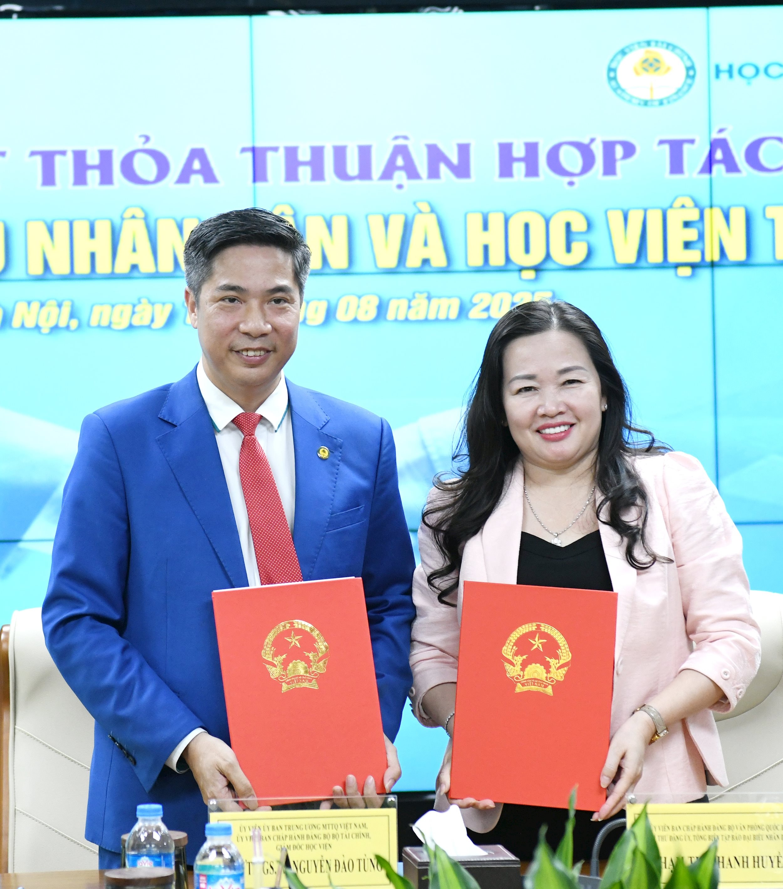 Tổng biên tập Báo Đại biểu nhân dân Phạm Thị Thanh Huyền và Giám đốc Học viện Tài chính Nguyễn Đào Tùng ký kết hợp tàc 2 đơn vị